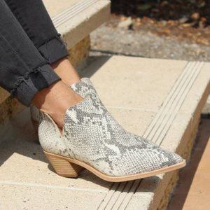 Dolce Vita Sonni Snakeskin bootie, size 10